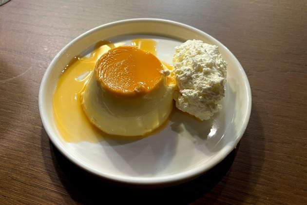 Flan con nata del restaurante Público Flan con nata del restaurante Público