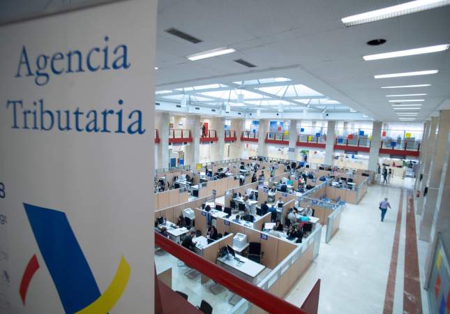 L'Agència Tributària atén els contribuents per fer la declaració de la renda. Foto @Haciendagob