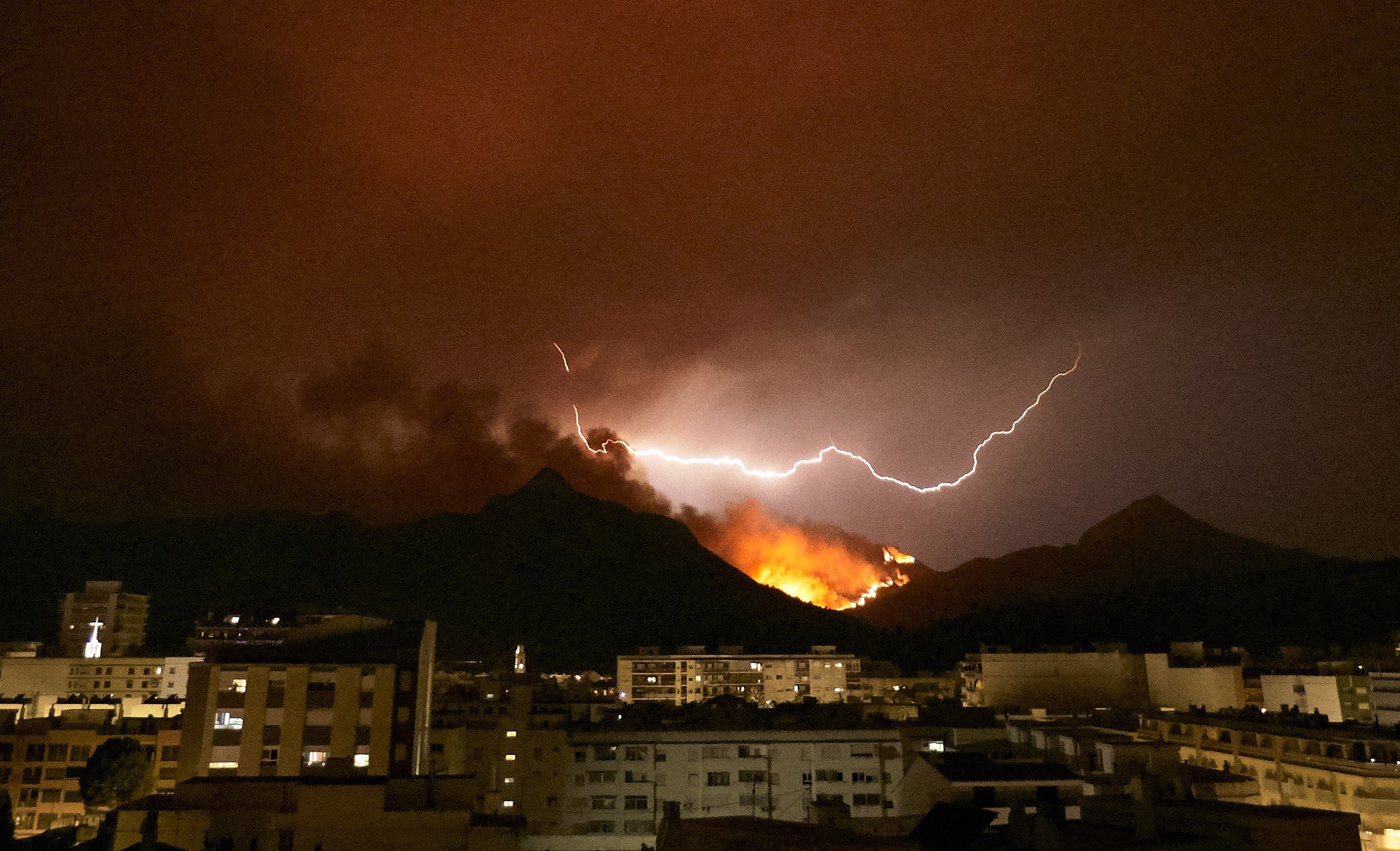 El foc de la Vall d’Albaida i Gandia arrasa 2800 hectàrees i crema cases
