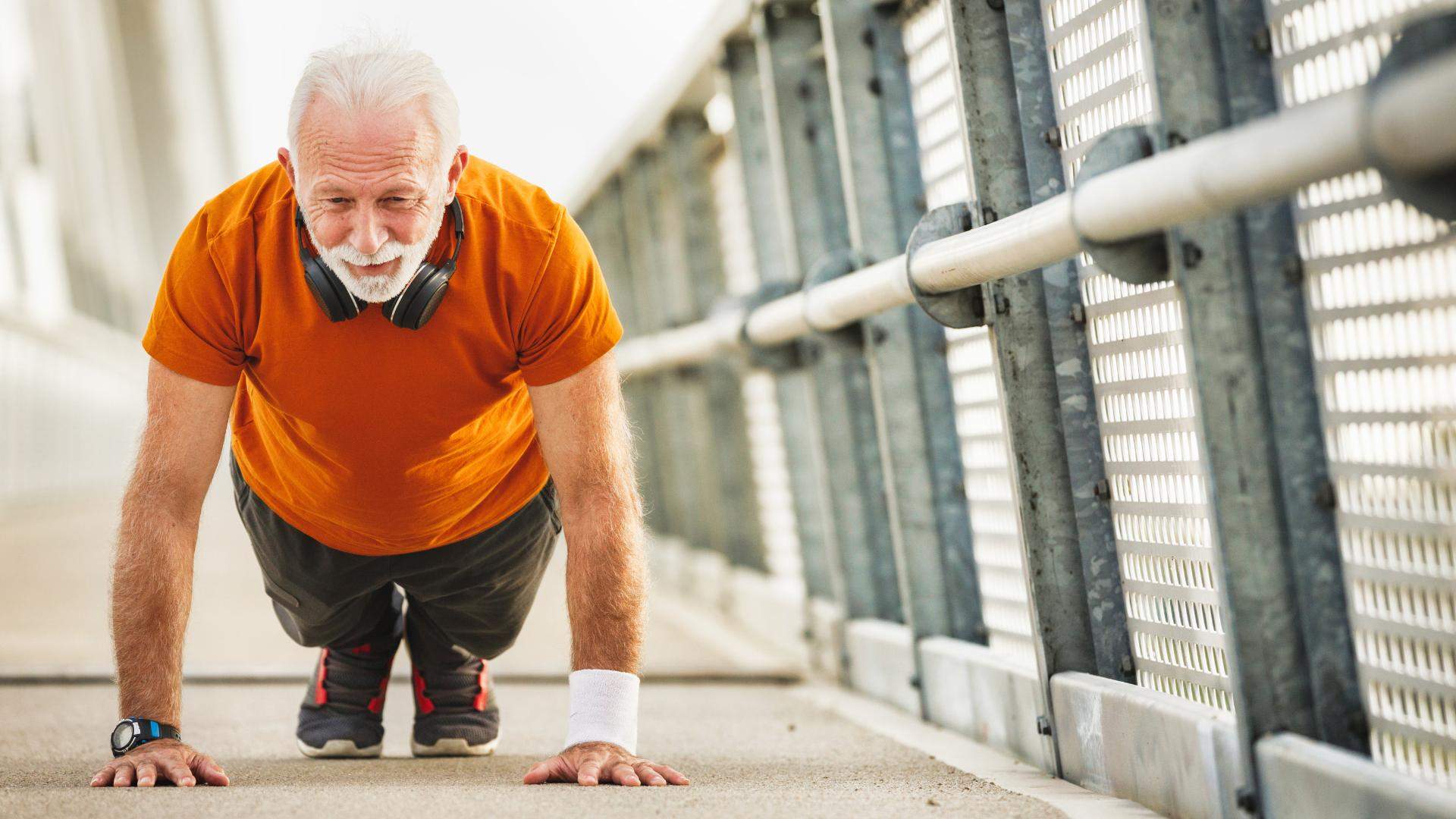 L'exercici físic més recomanat pels experts a partir dels 50 anys (i no és caminar)