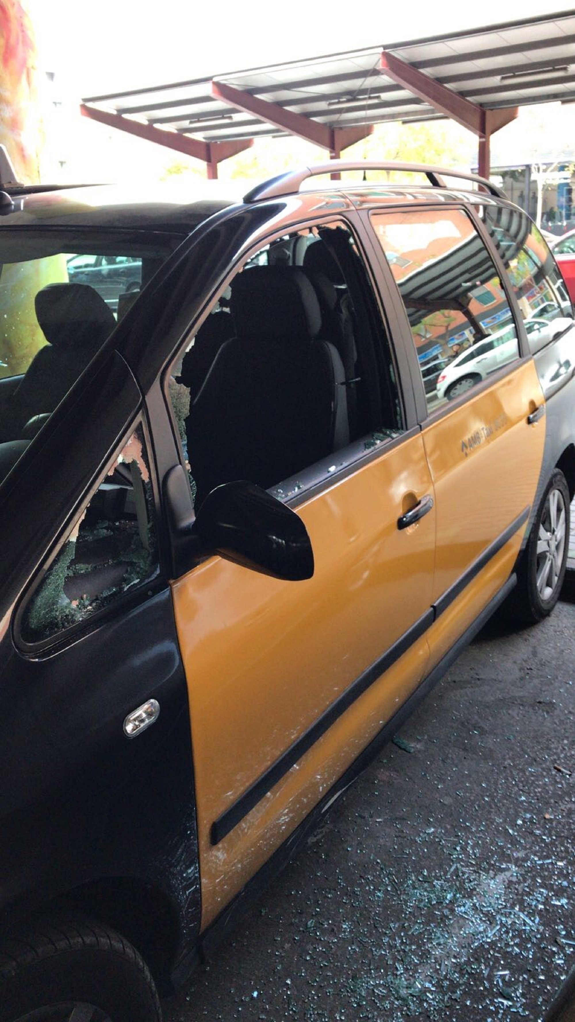 El sindicato de los taxistas denuncia ataques contra 19 coches con fotografías antiguas