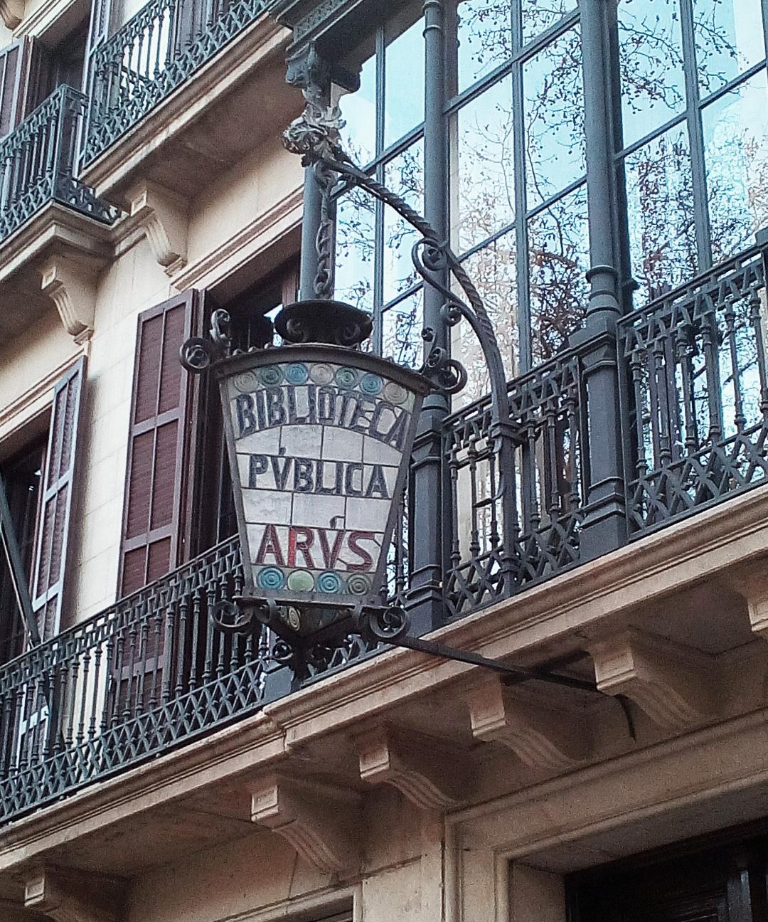 La Biblioteca Arús de Barcelona recupera llibres centenaris sostrets a la postguerra