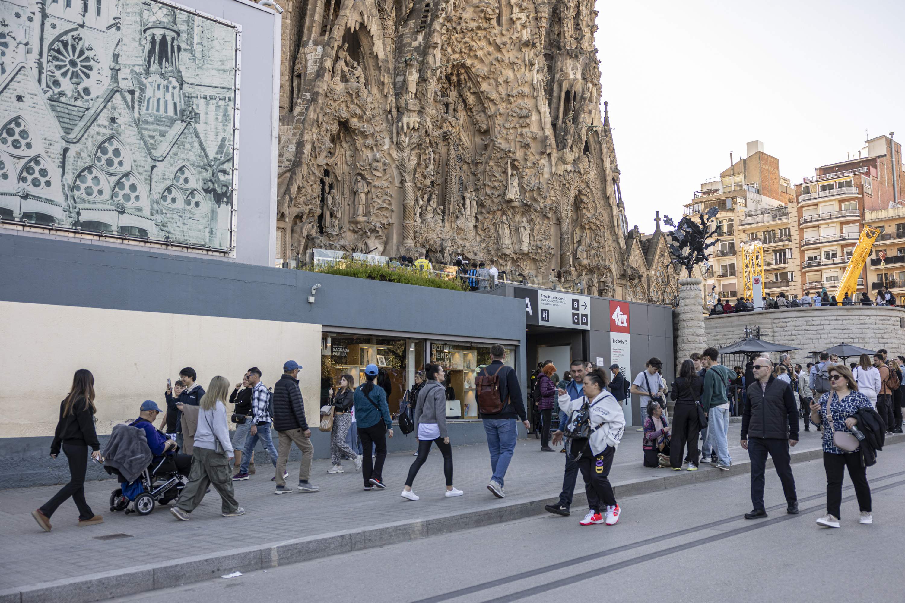 La Sagrada Família denuncia les activistes climàtiques que van llançar pols tintada al temple