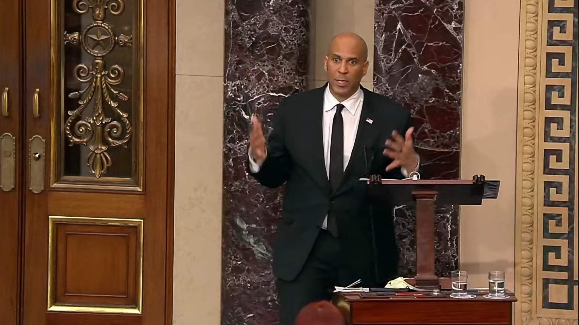 El demócrata Cory Booker desafía a Trump en un discurso récord de más de 25 horas en el Senado