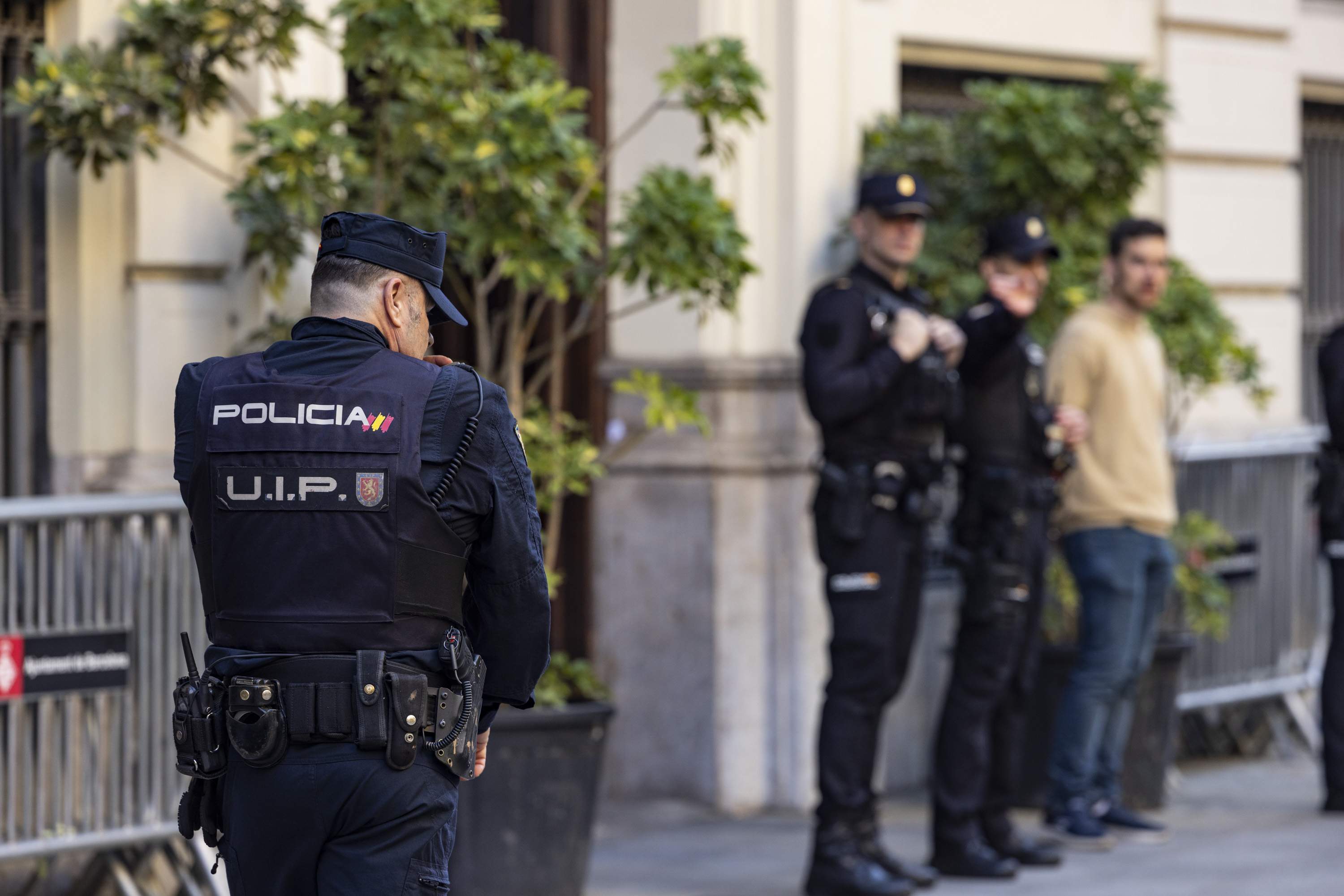 Barcelona reclama la salida de la policía española de la Via Laietana pese a la abstención del PSC