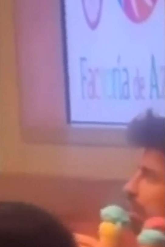 Piqué lame a Factoría de Azúcar, Telemundo Piqué lame a Factoría de Azúcar, Telemundo