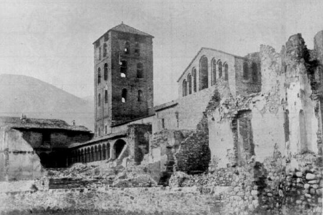 Els Tiradores de Isabel II saquejen i destrueixen el monestir de Ripoll. Fotografia del claustre del monestir després de la destrucció. Font Viquipèdia