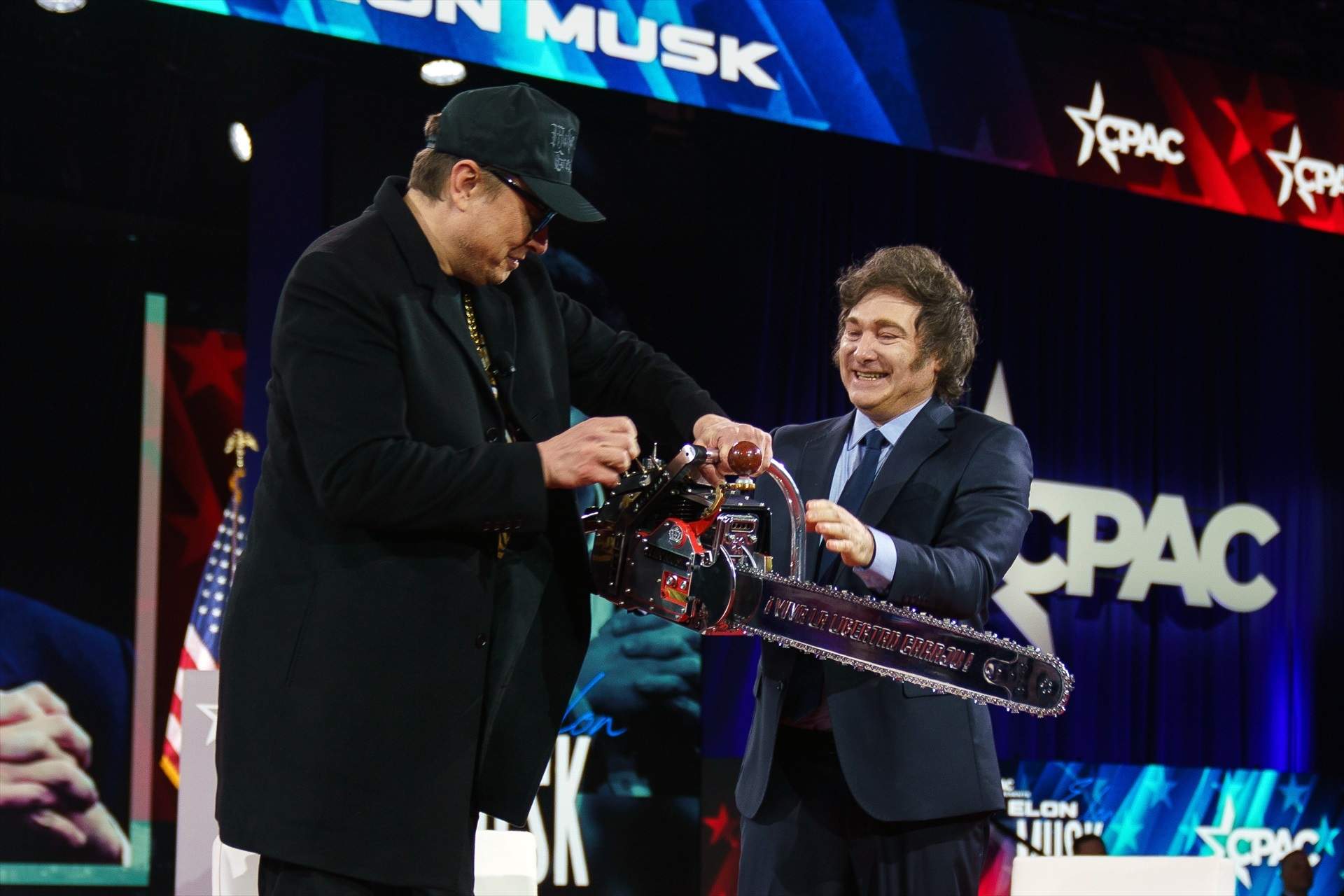 Milei regala una motosierra a Musk / Europa Press Milei regala una motosierra a Musk / Europa Press