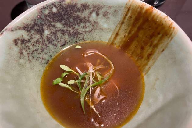 Ostra a la brasa, garum de ostra y sopa Sichuan / Foto: Rosa Molinero Trias Ostra a la brasa, garum de ostra y sopa Sichuan / Foto: Rosa Molinero Trias