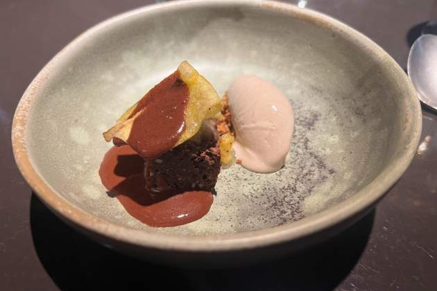 Brownie de anacardos, teja plátano y helado de plátano / Foto: Rosa Molinero Trias Brownie de anacardos, teja plátano y helado de plátano / Foto: Rosa Molinero Trias