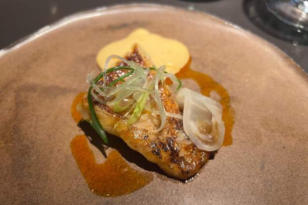 Raya en la mantequilla tostada, bearnesa de salsa XO y cacahuete picante / Foto: Rosa Molinero Trias Raya en la mantequilla tostada, bearnesa de salsa XO y cacahuete picante / Foto: Rosa Molinero Trias