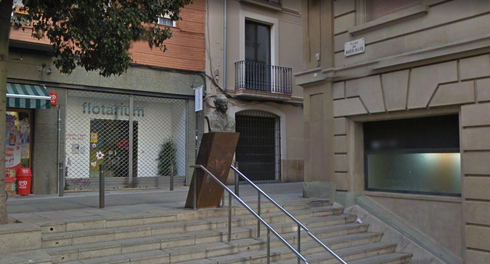Desaparece el monumento del escritor Narcís Oller en Gràcia