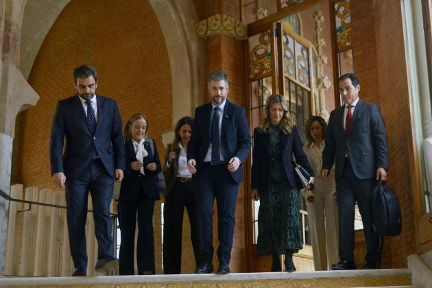 Els consellers del PP abandonant el recinte de Sant Pau / Foto EFE Els consellers del PP abandonant el recinte de Sant Pau / Foto EFE