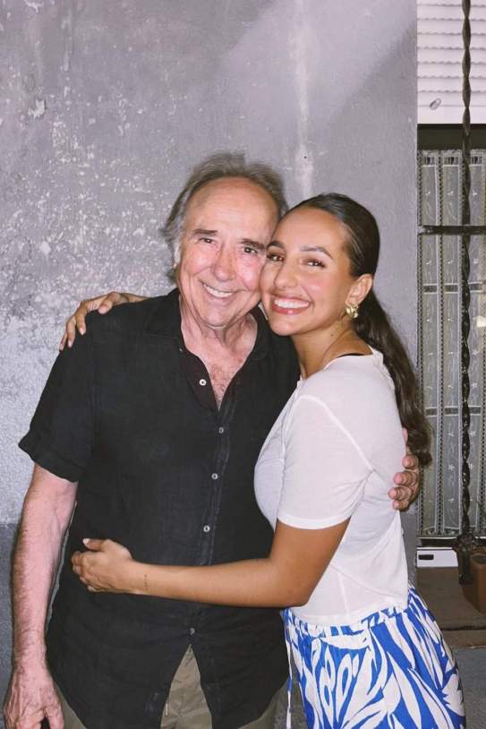 Joan Manuel Serrat amb la seva neta Luna Serrat   Instagram