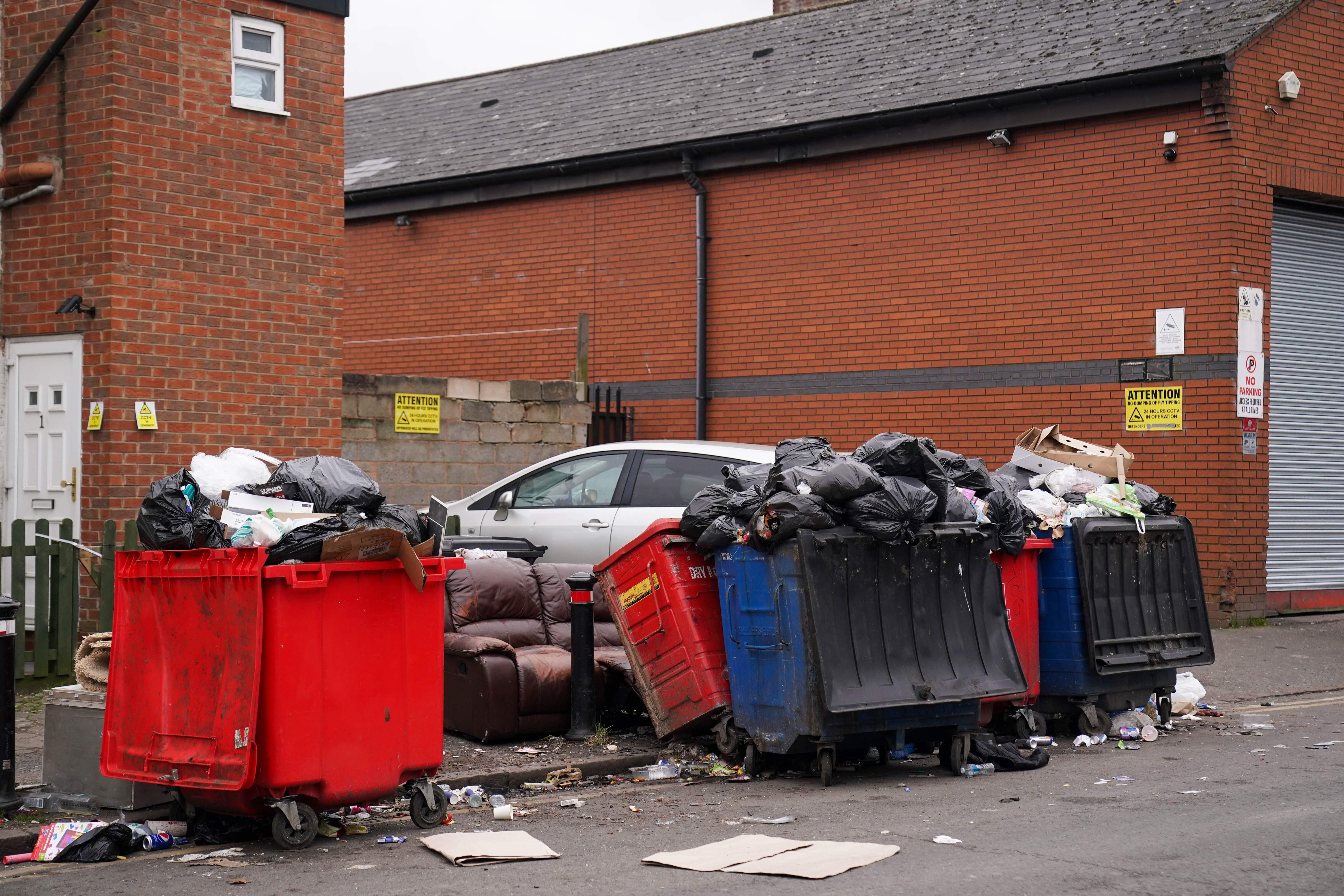 La huelga de basureros en Birmingham lleva la ciudad al límite: "Hay ratas grandes como gatos"