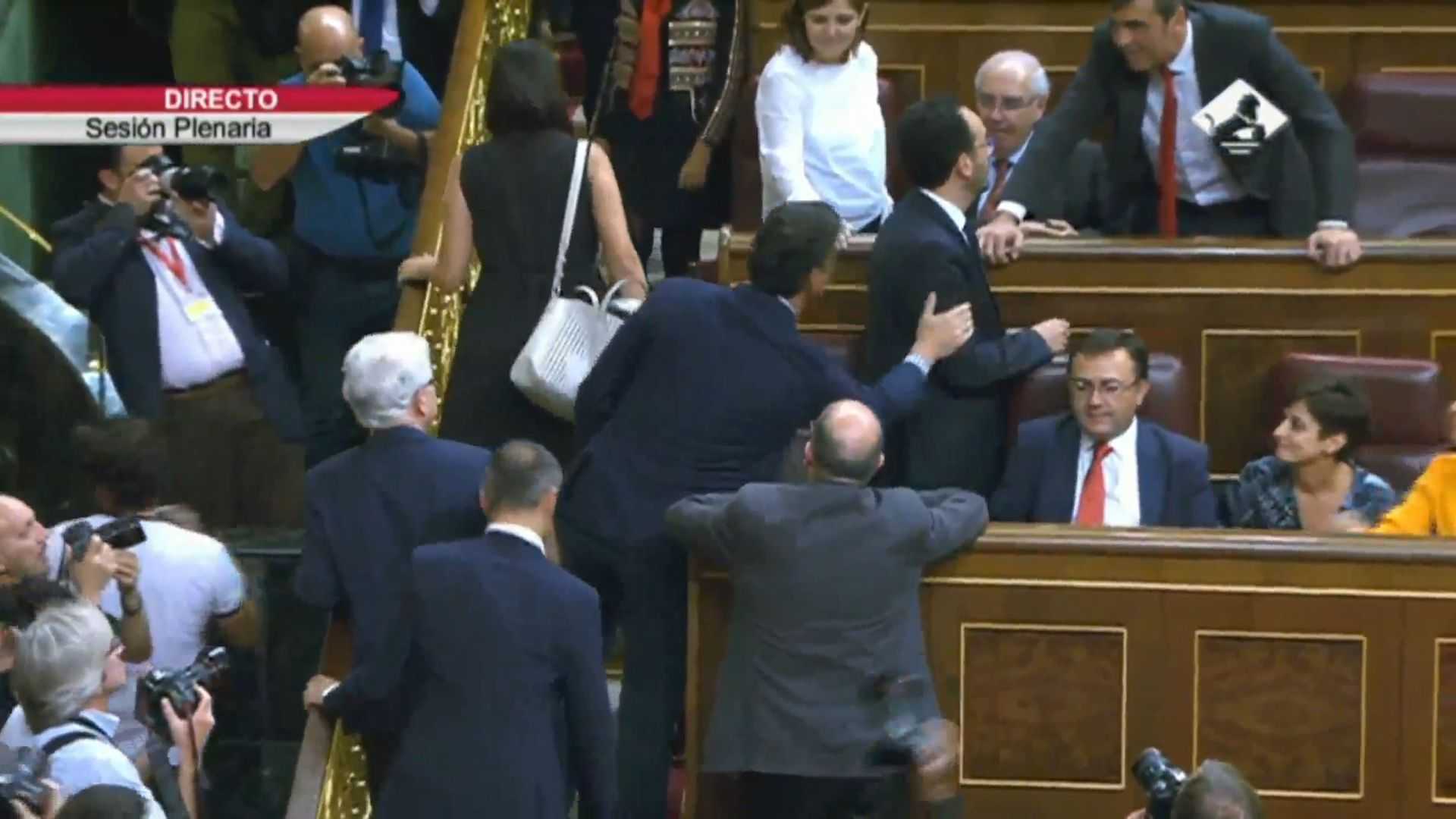 Vídeo: La freda salutació entre Sánchez i Hernando