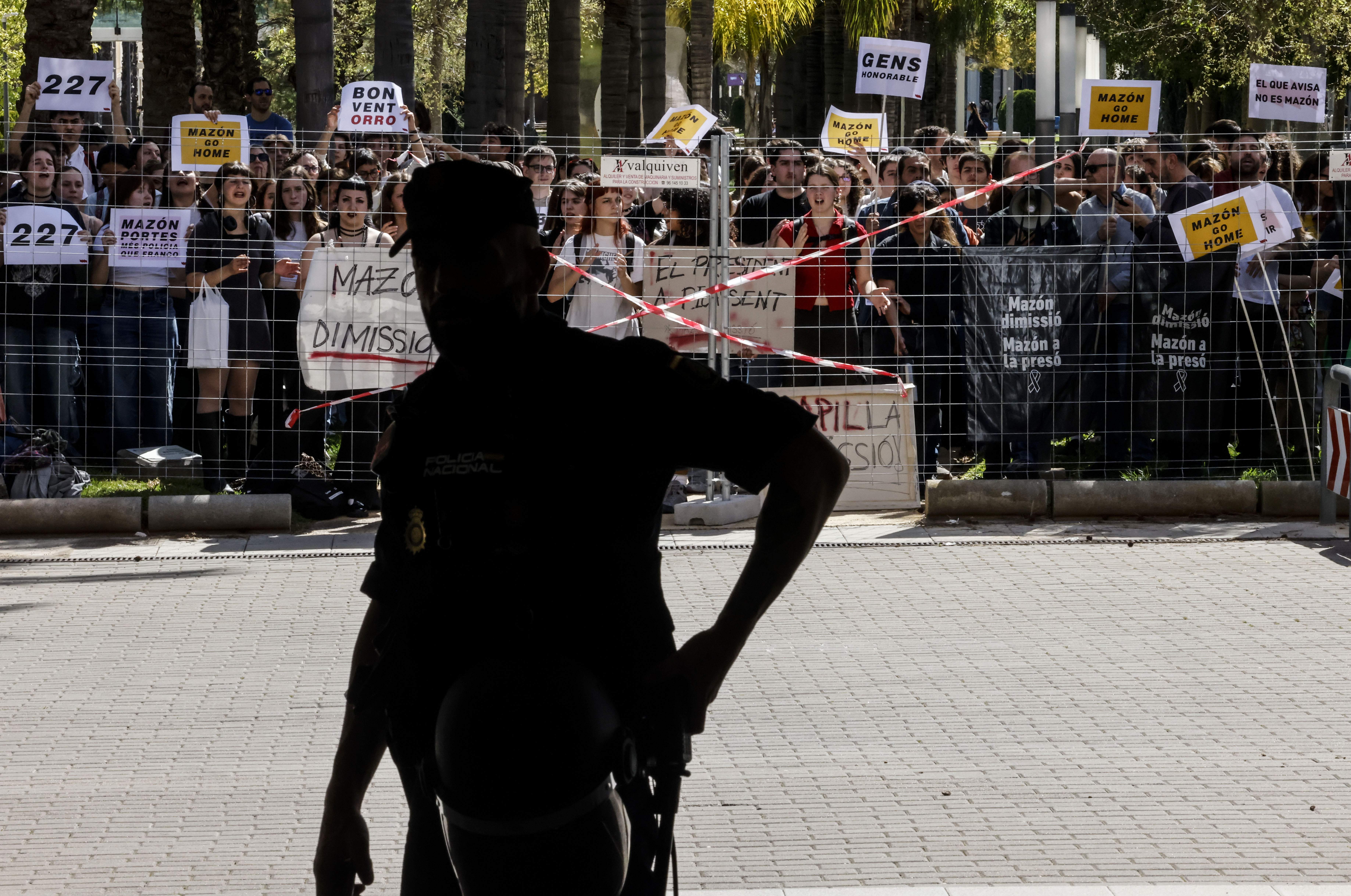 La UPV se blinda para recibir a Mazón, pero ni así evita un nuevo abucheo monumental