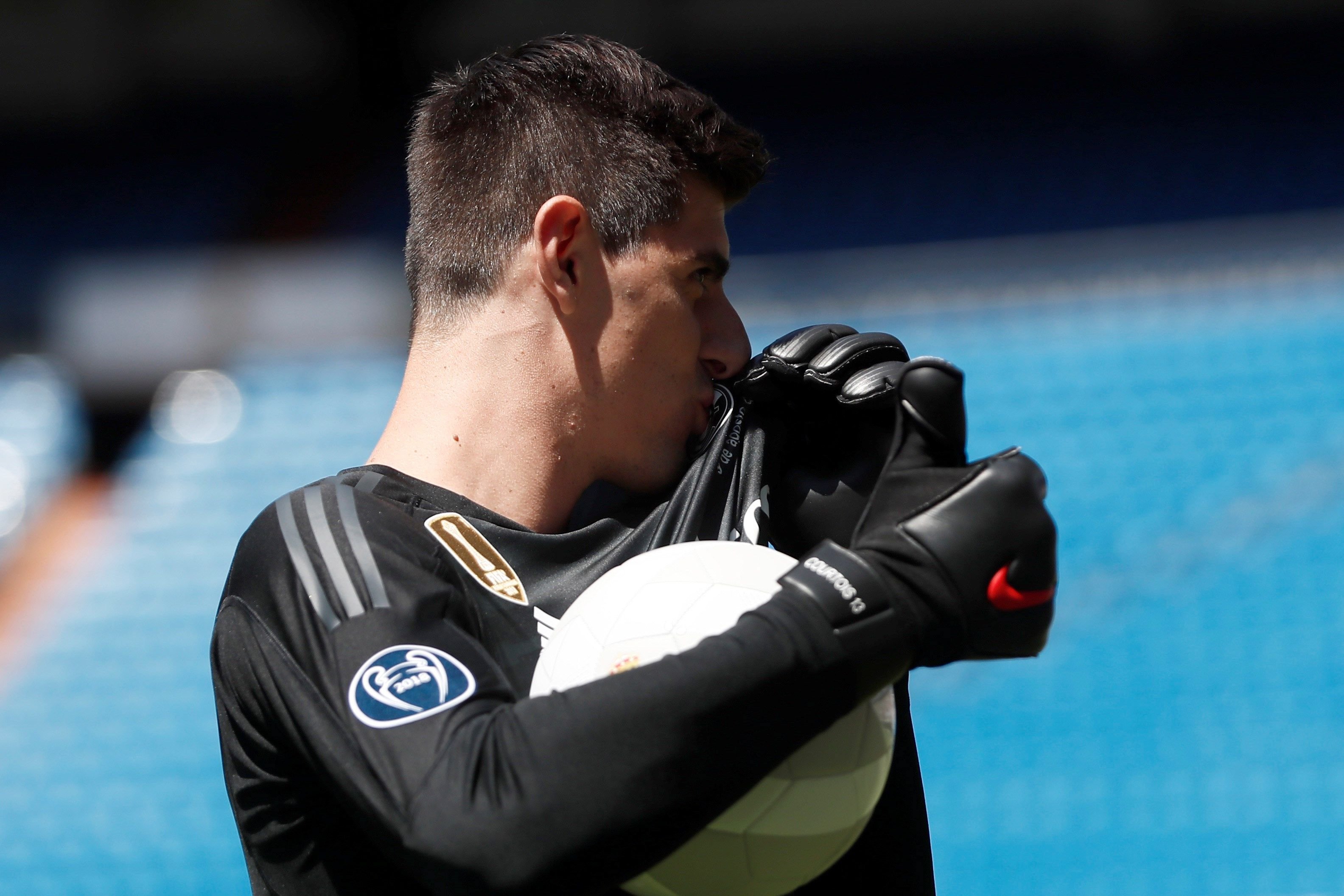 Courtois es burla d'un seguidor del Liverpool