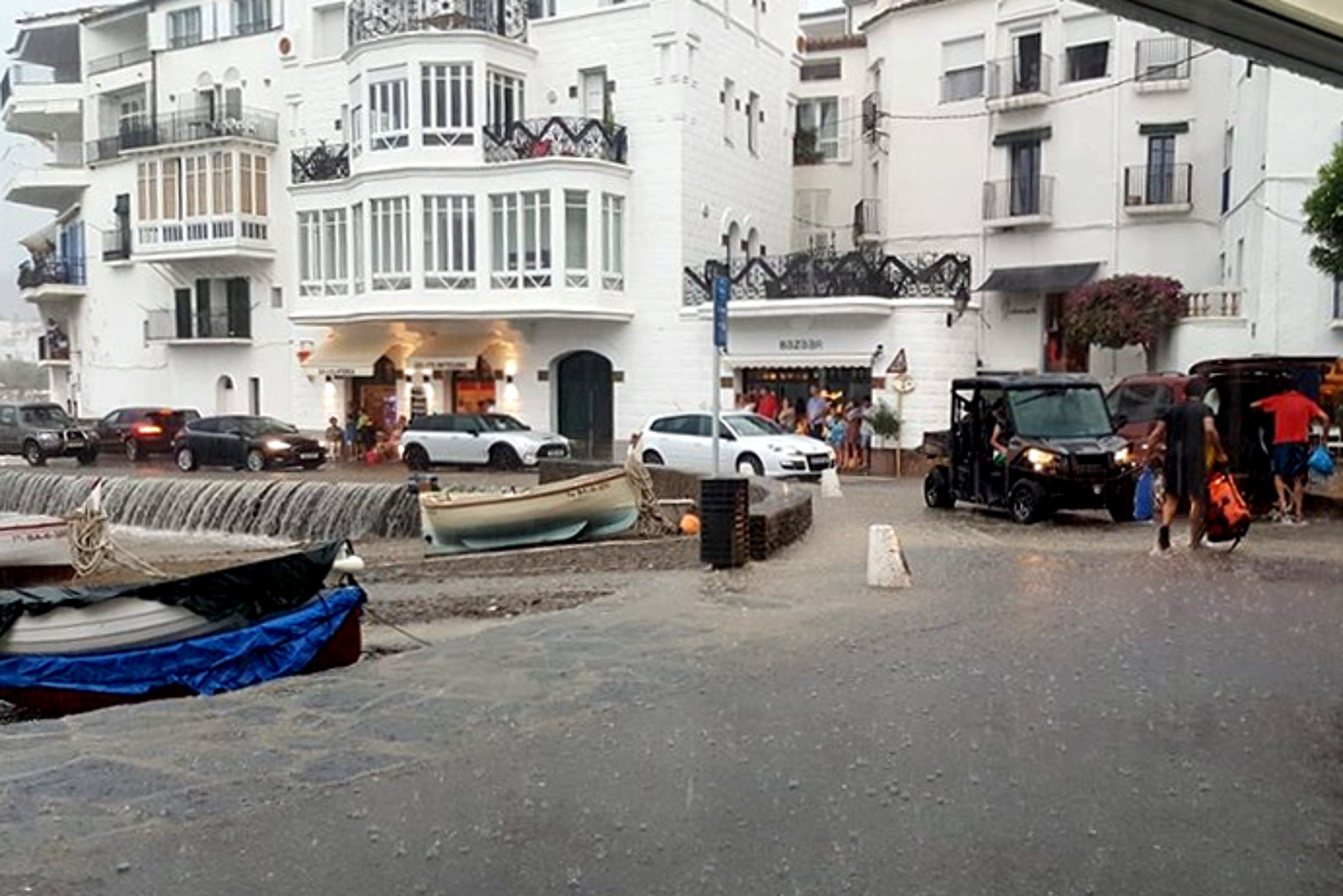 VIDEOS: L'onada de calor dona pas a tempestes i inundacions