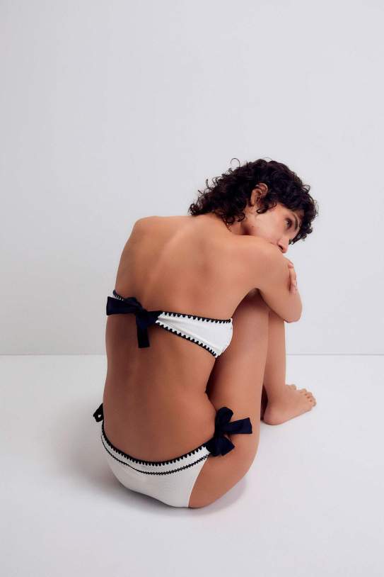 Top bandeau piqui detall