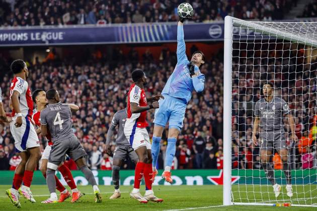 Paro de Courtois en el Arsenal - Real Madrid de la Champions League / Foto: EFE Paro de Courtois en el Arsenal - Real Madrid de la Champions League / Foto: EFE