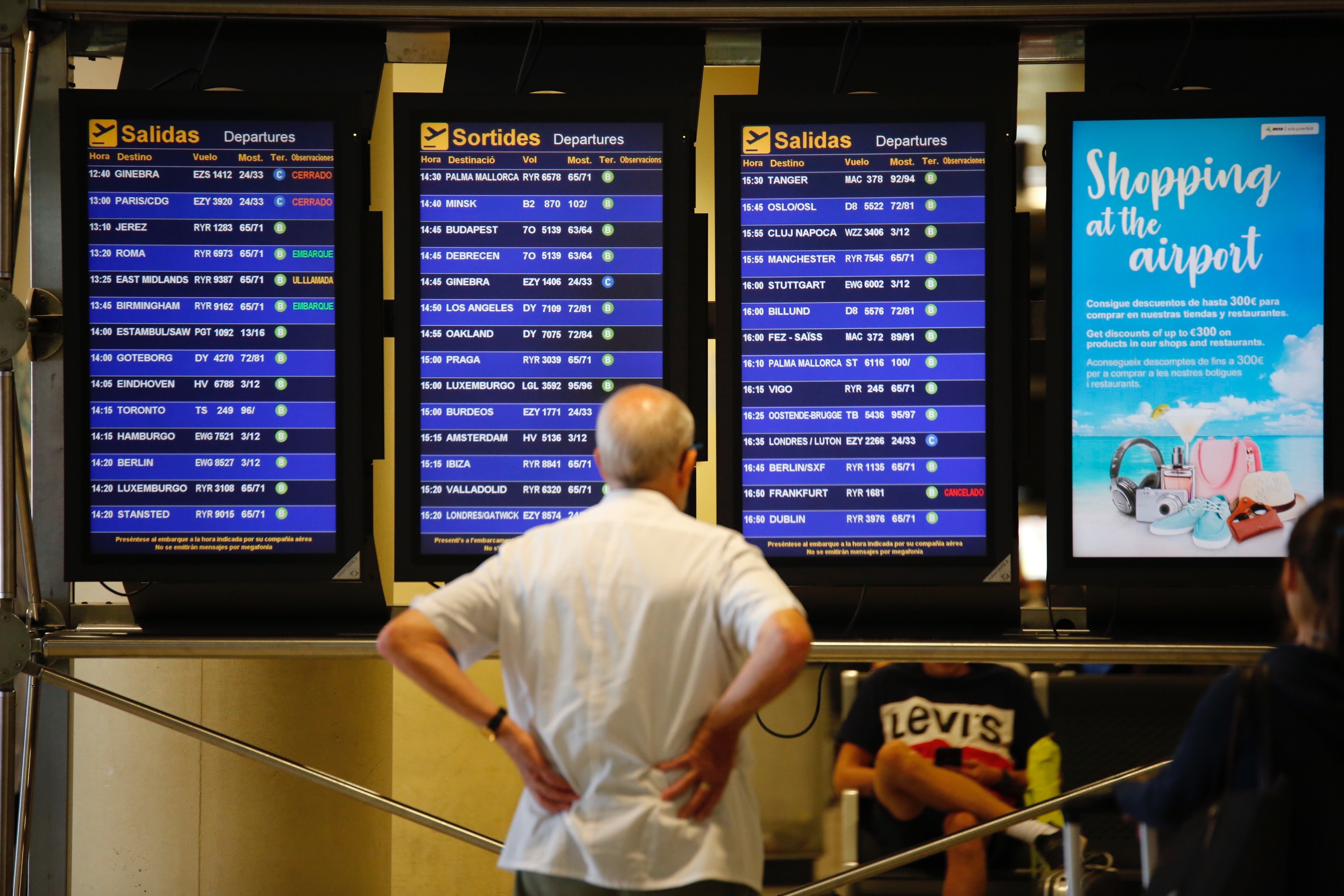 La pluja complica encara més les afectacions de la vaga d'Iberia al Prat