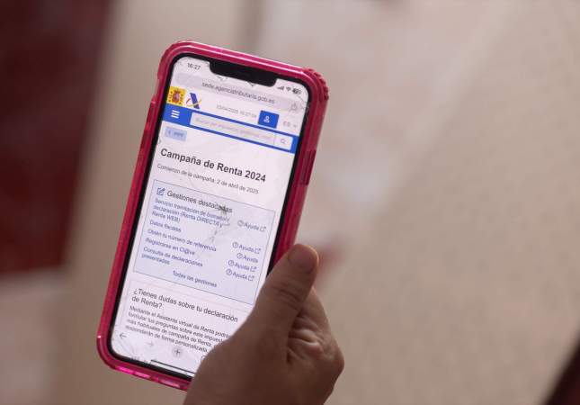 EuropaPress 6622133 persona cumplimenta declaracion renta abril 2024 madrid espana