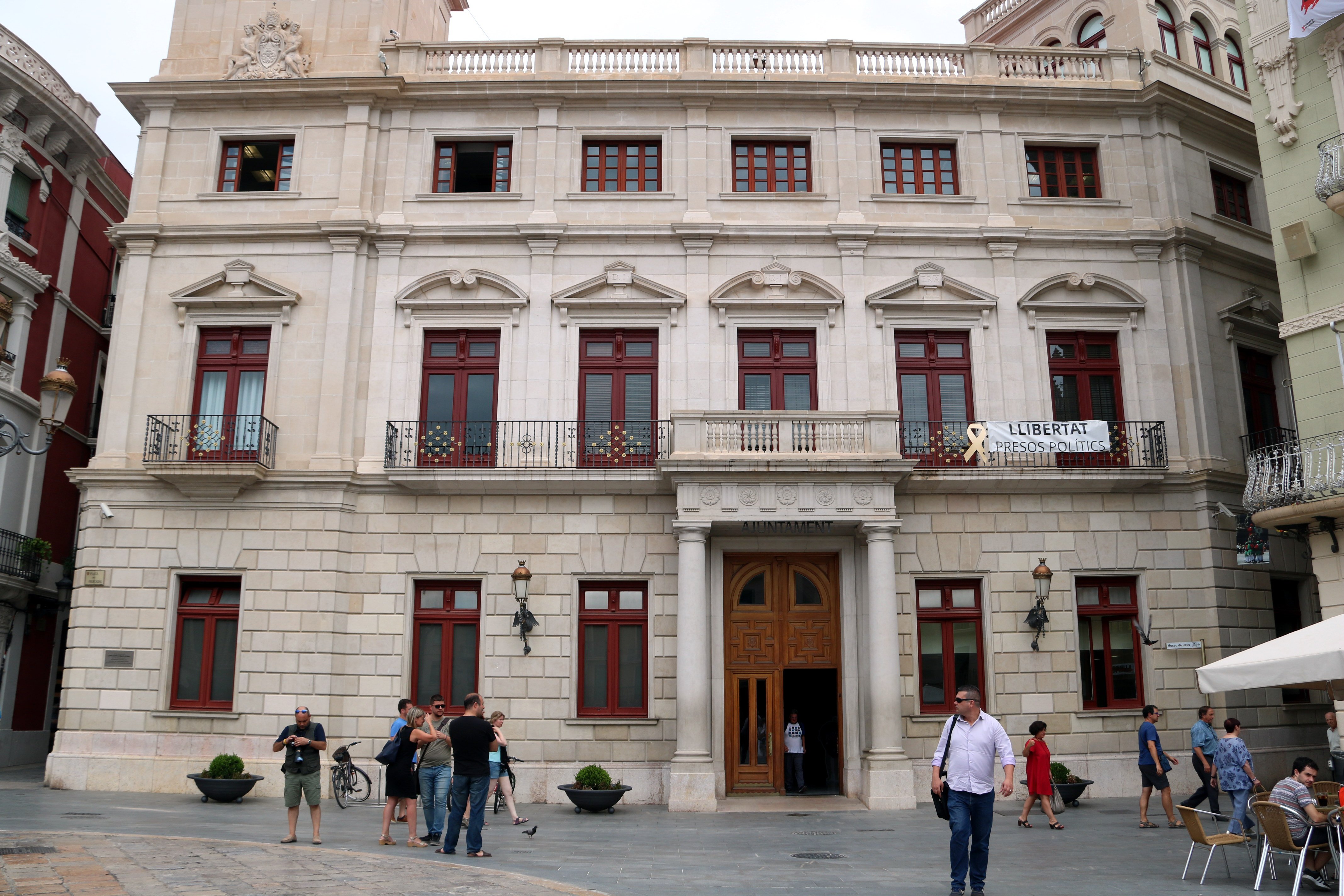 Ciutadans councillors rip banner for Catalan prisoners from Reus city hall