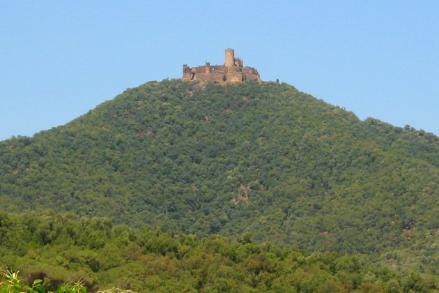 Castillo de Montsoriu desde Breda Jordi Domènech wikipedia