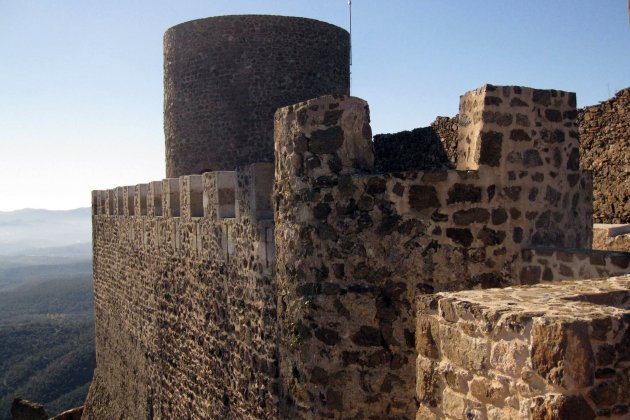 037 Castillo de Montsoriu, muralla del recinto soberano, torre maestra Enfo Wikipedia