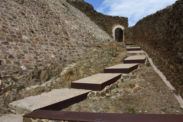 1280px Castell de Montsoriu Setembre 2017 entrada josep BC wikipedia