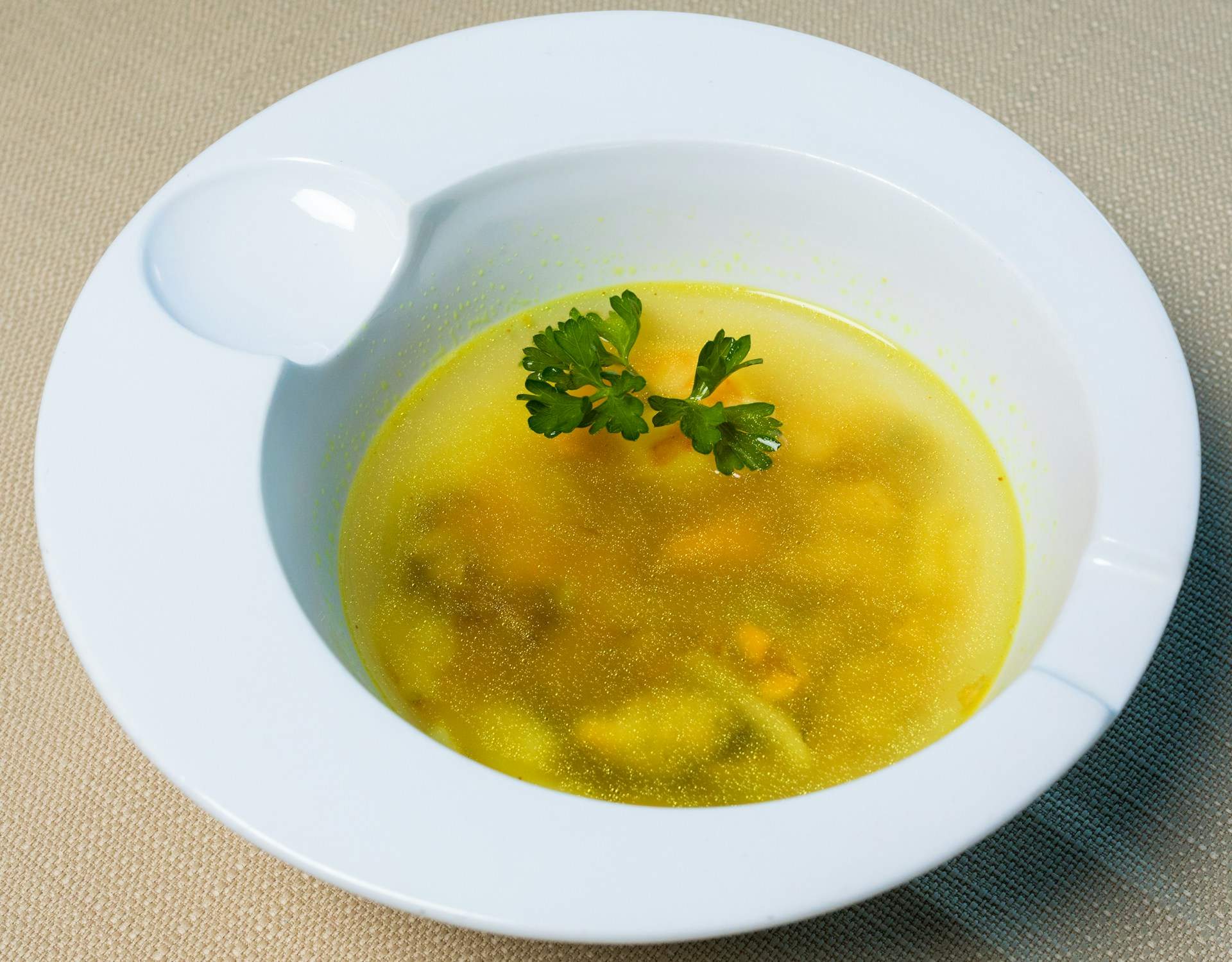 Com menjar la sopa sense quedar malament: això diu una experta en protocol