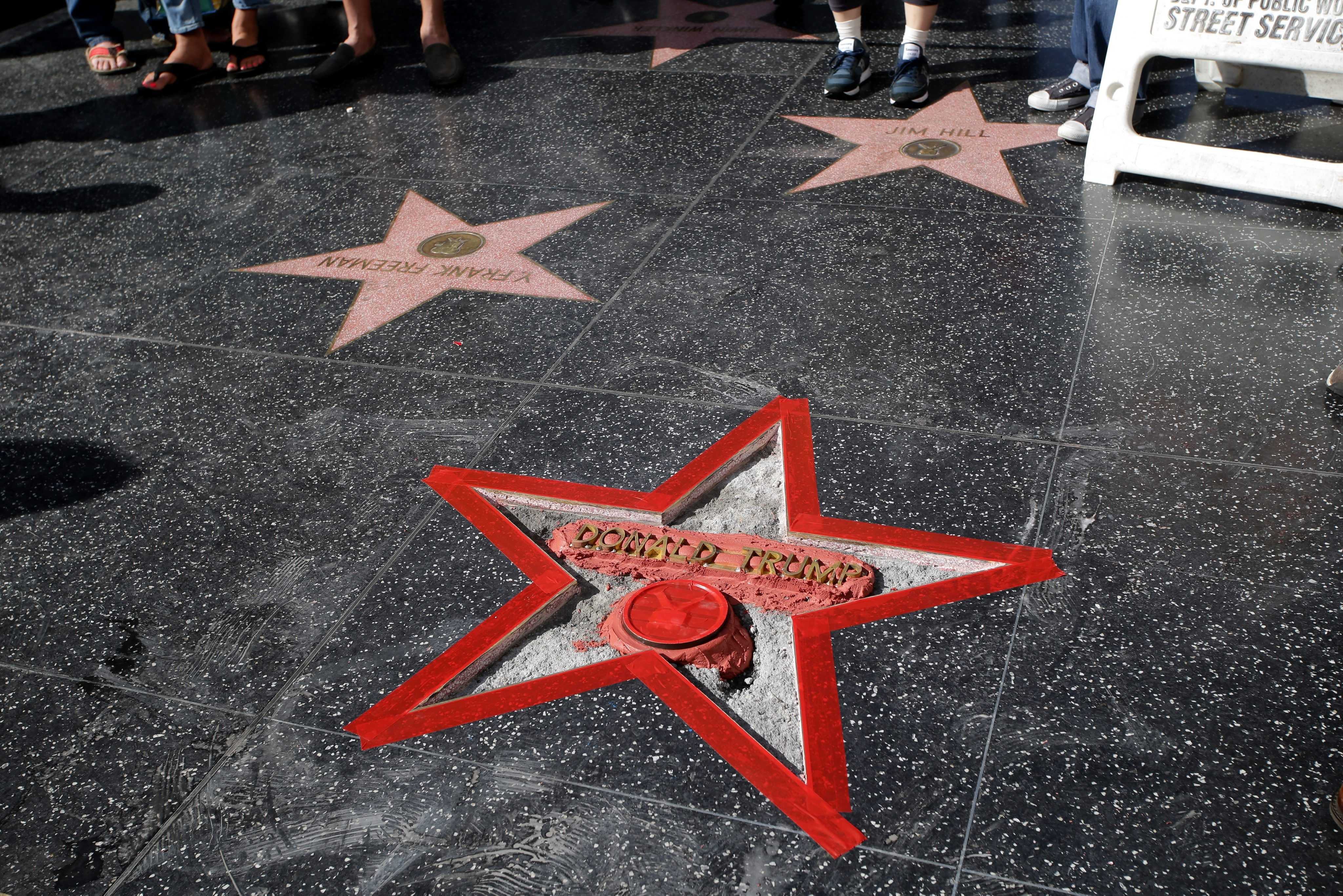Destrossen l'estrella de Donald Trump a Hollywood
