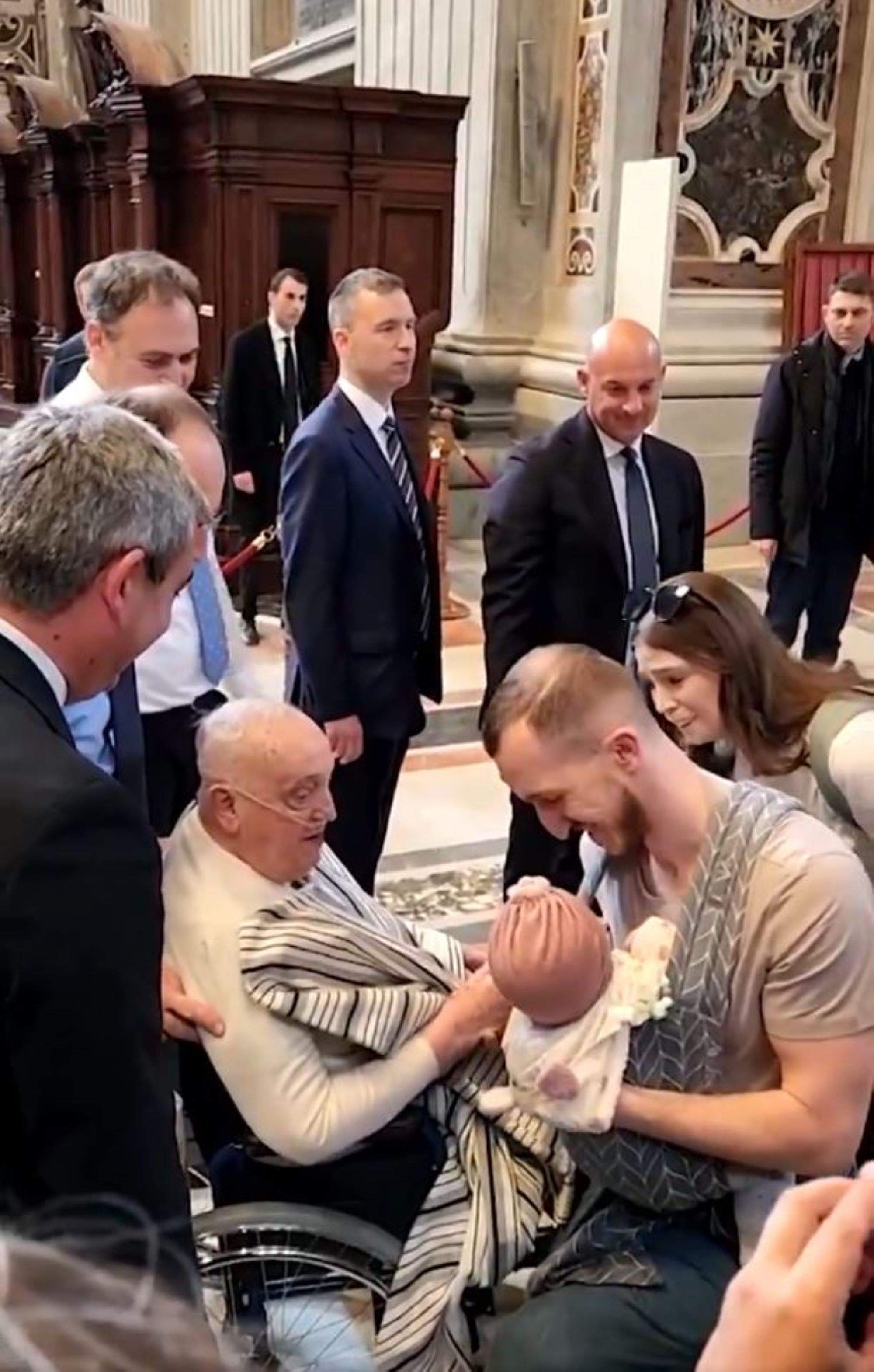Sorpresa con el papa Francisco: aparece en la basílica de San Pedro con camiseta y manta