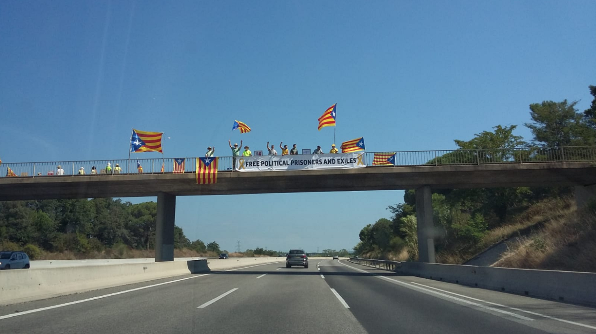 Desenes de persones demanen la llibertat dels presos als ponts de l'AP-7