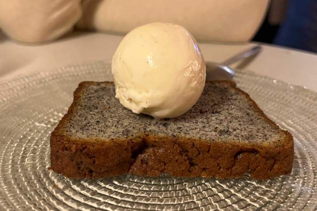 Pa de pessic de sèsam i xocolata blanca amb gelat de vainilla / Foto: Rosa Molinero Trias Pa de pessic de sèsam i xocolata blanca amb gelat de vainilla / Foto: Rosa Molinero Trias