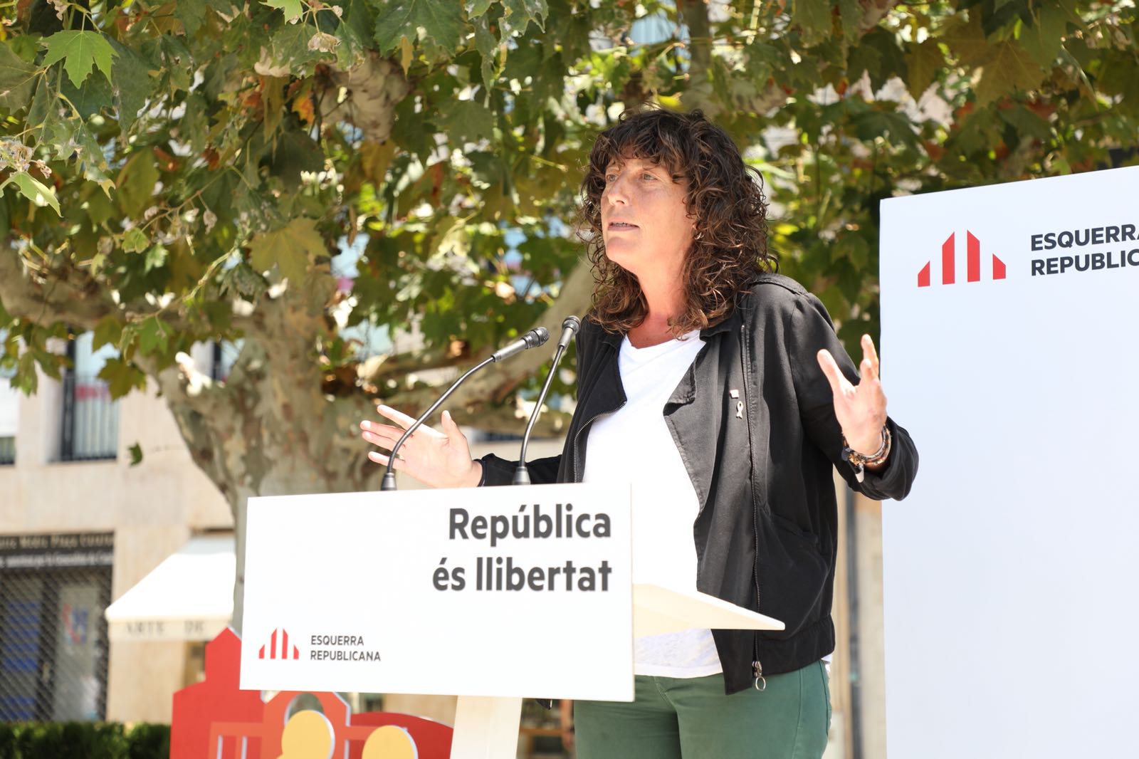 La consellera Jordà recorda els presos en un acte a Roses