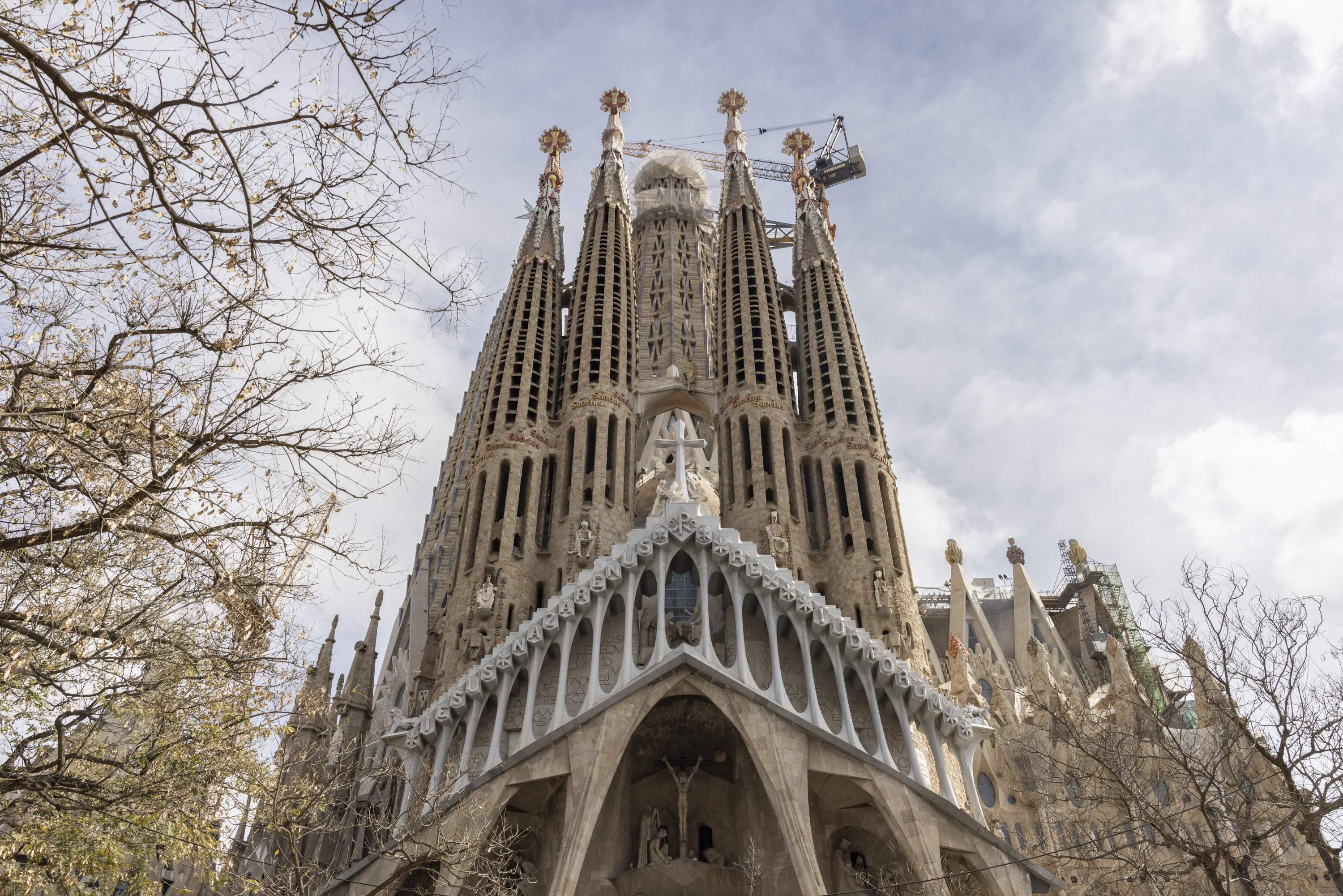 Un bar a l'ombra de la Sagrada Família amb plats que fan trempera