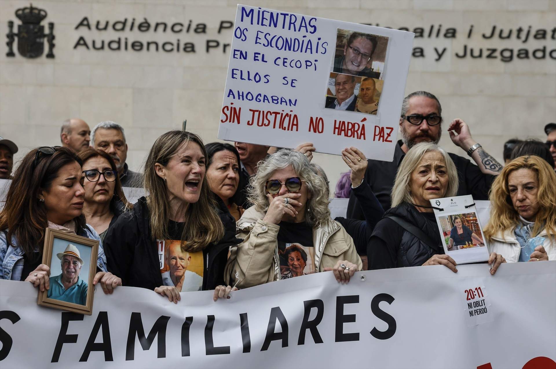 La exconsellera Salomé Pradas, recibida a las puertas del juzgado de València con gritos de "asesina"