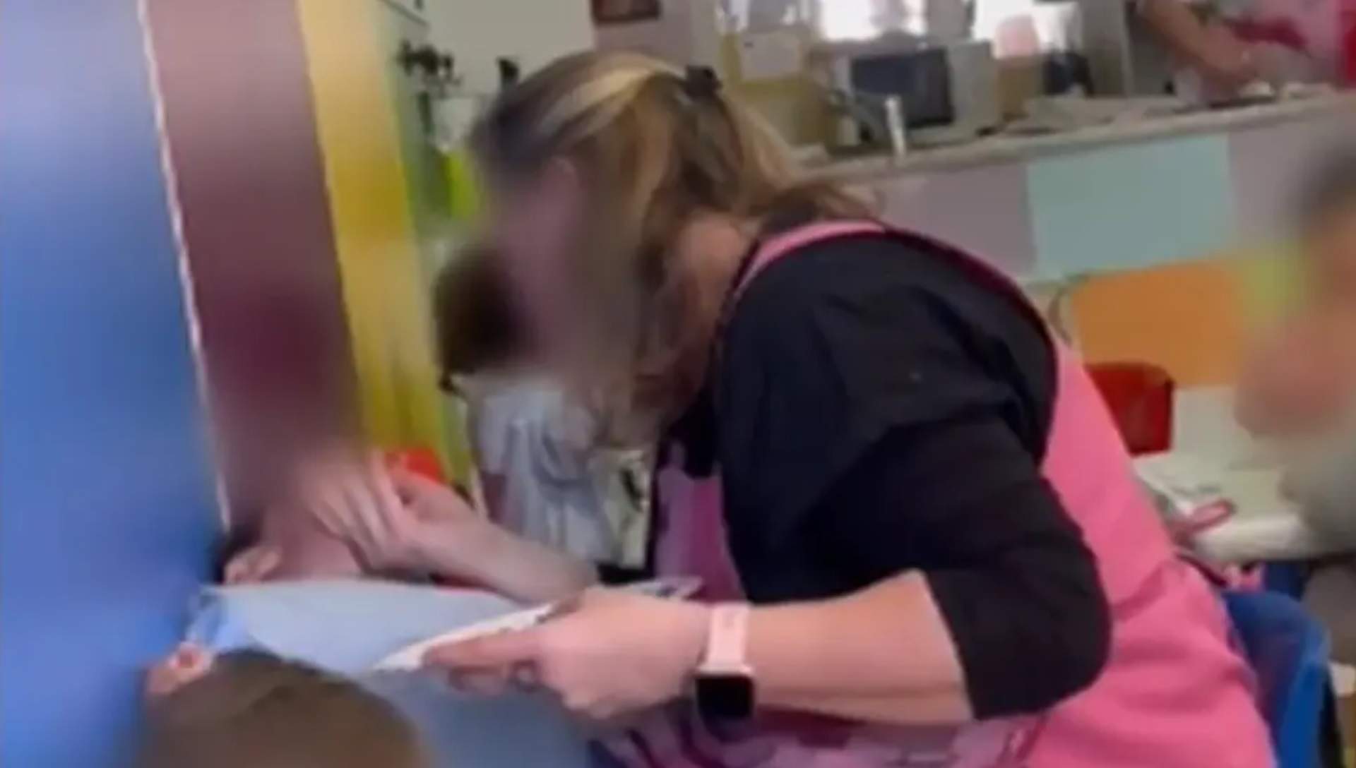 La cuidadora detenida por maltratar a una niña en una guardería se justifica: "Tenía un mal día"