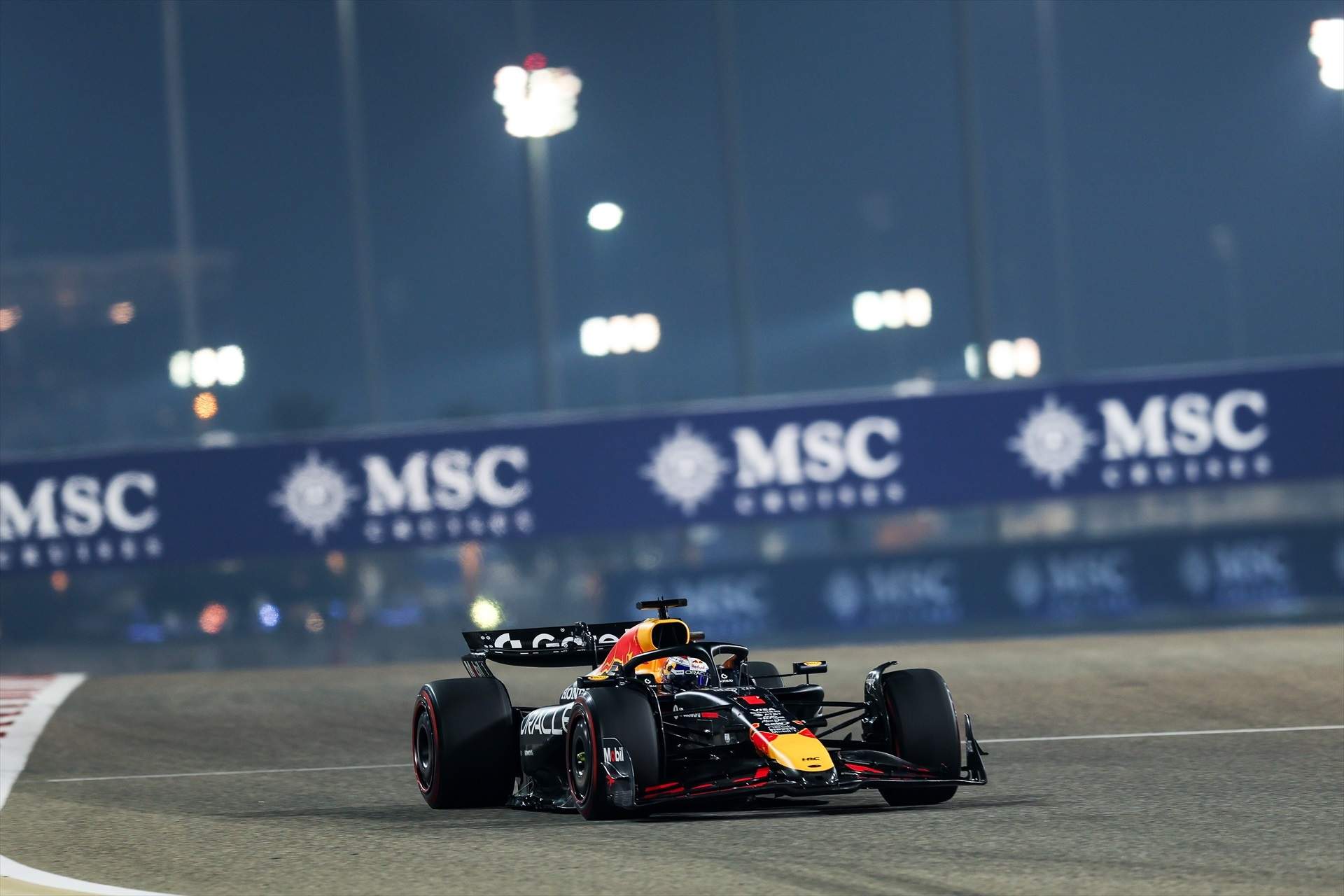 Mercedes i Max Verstappen apropen postures per treure'l de Red Bull