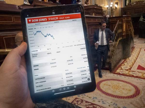 Un diputado observando El Índice Dow Jones (DJI) durante una sesión plenaria en el Congreso de los Diputados, a 9 de abril de 2025, en Madrid. Europa Press Un diputado observando El Índice Dow Jones (DJI) durante una sesión plenaria en el Congreso de los Diputados, a 9 de abril de 2025, en Madrid. Europa Press