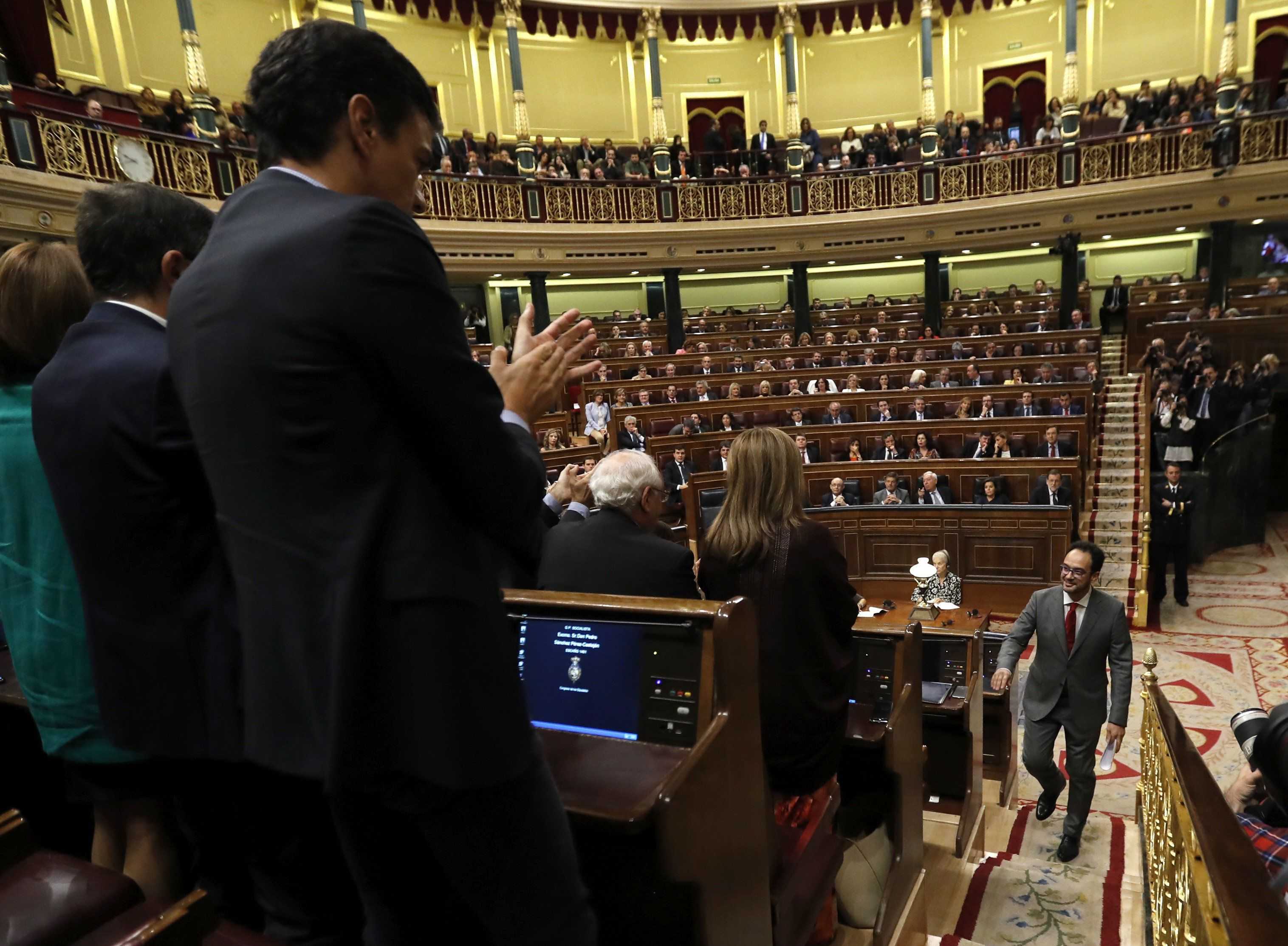 Vídeo: El breve aplauso de Sánchez a Hernando