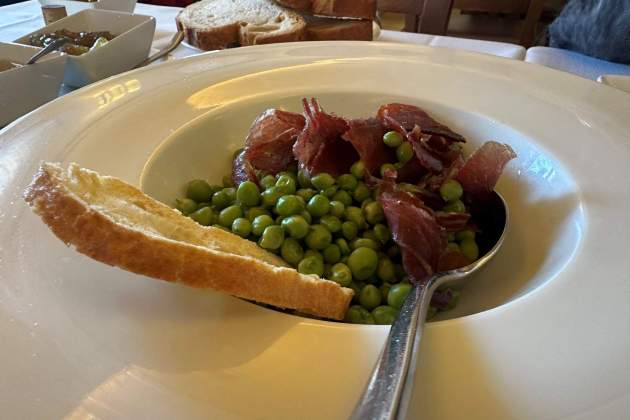 Guisantes del Maresme con jamón top catalan restaurantes hostal colomi Guisantes del Maresme con jamón top catalan restaurantes hostal colomi
