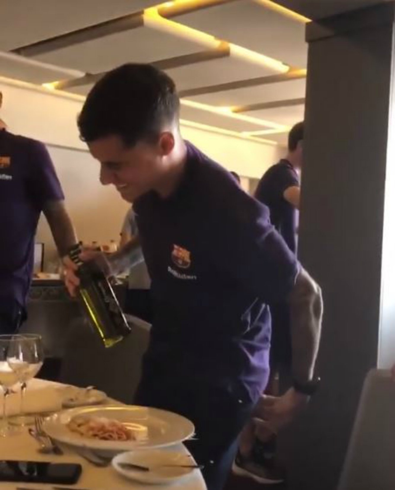 Vídeo: Coutinho, víctima de la última broma de Piqué