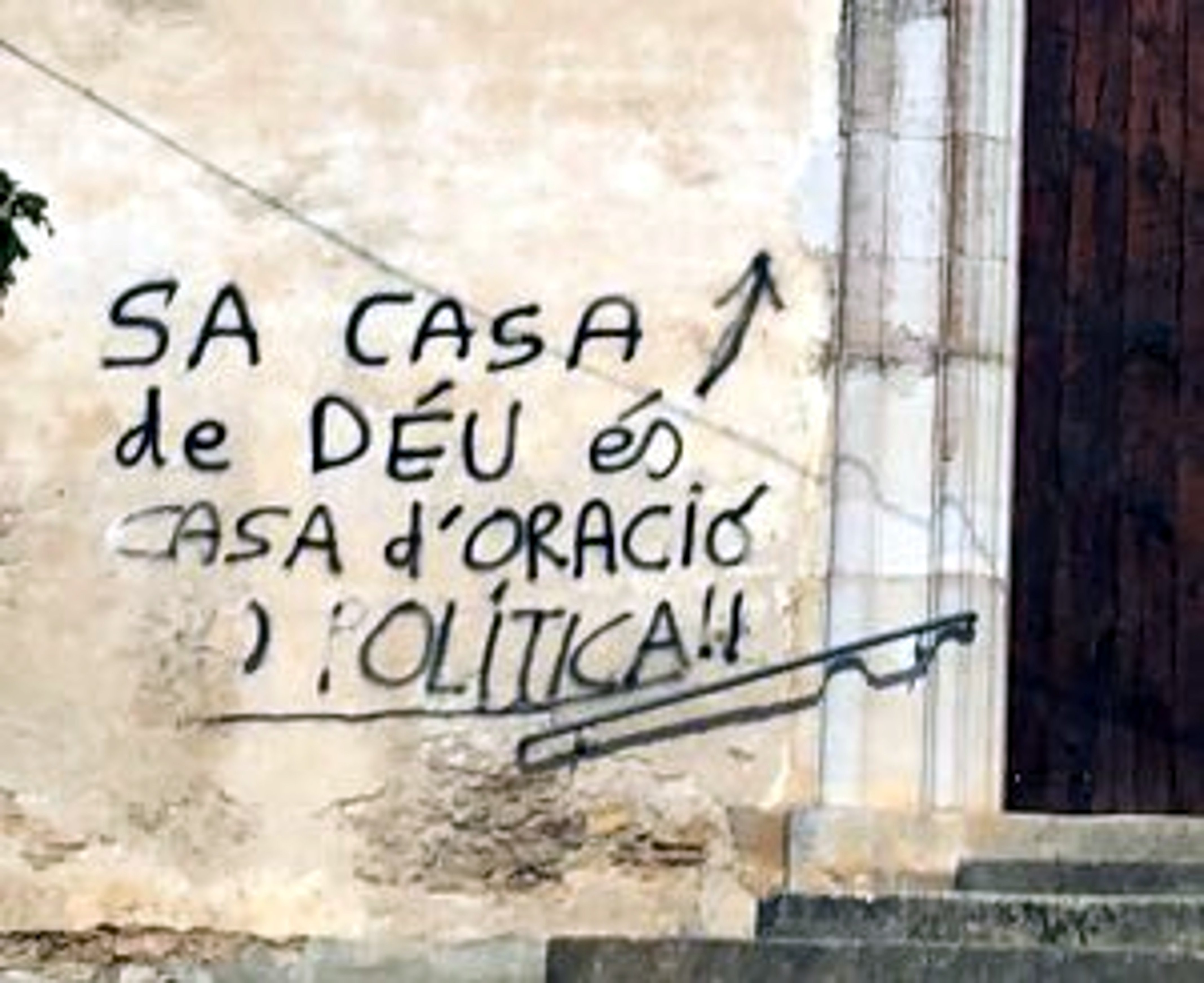 Pintadas contra los presos políticos en la iglesia de Pals