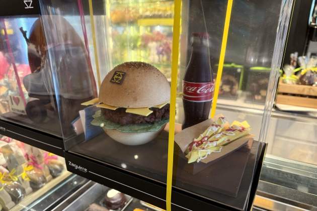 Una mona amb forma d'hamburguesa de la pastisseria Zaguirre de Terrassa / ACN