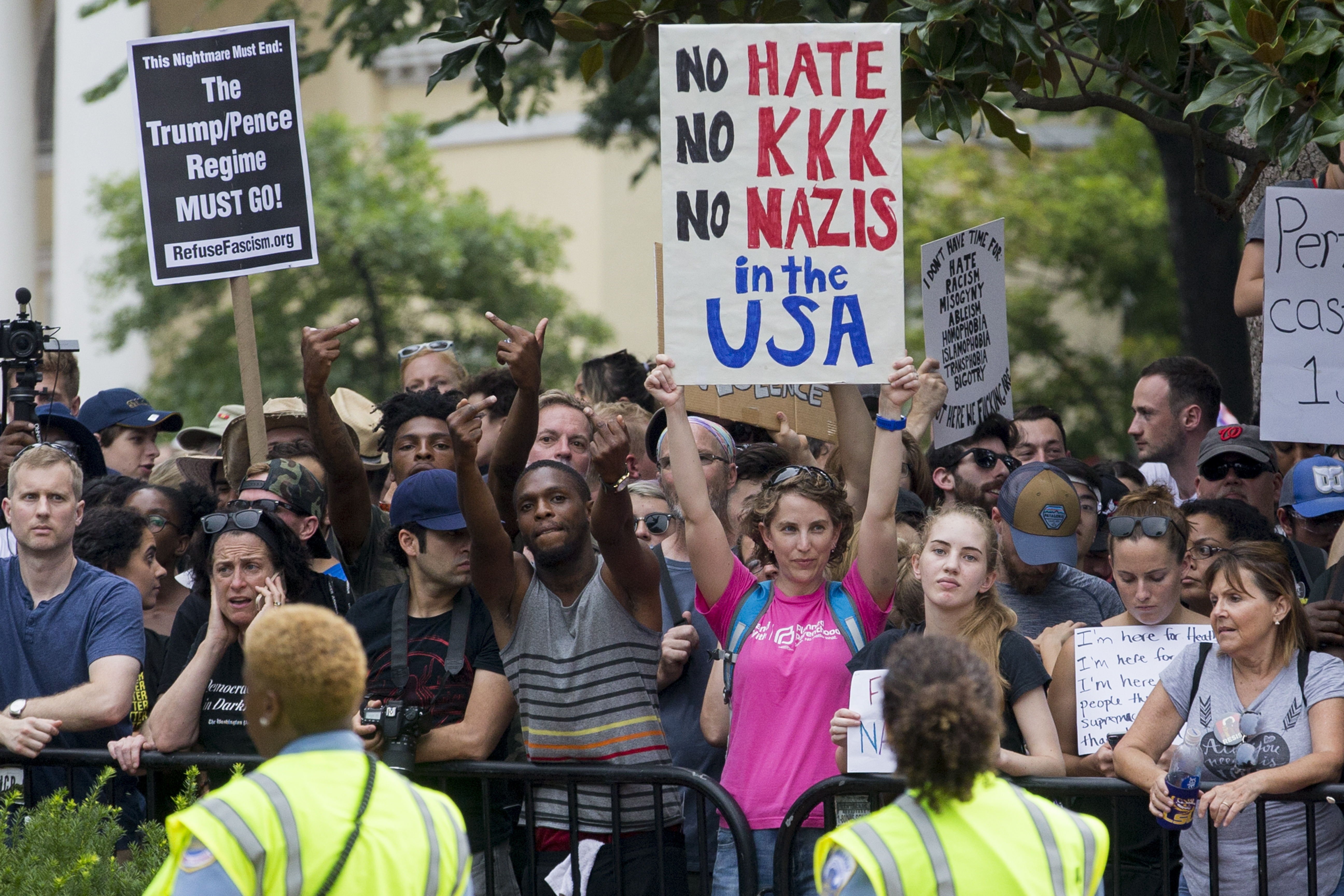 Milers de persones protesten contra un grup de neonazis davant la Casa Blanca