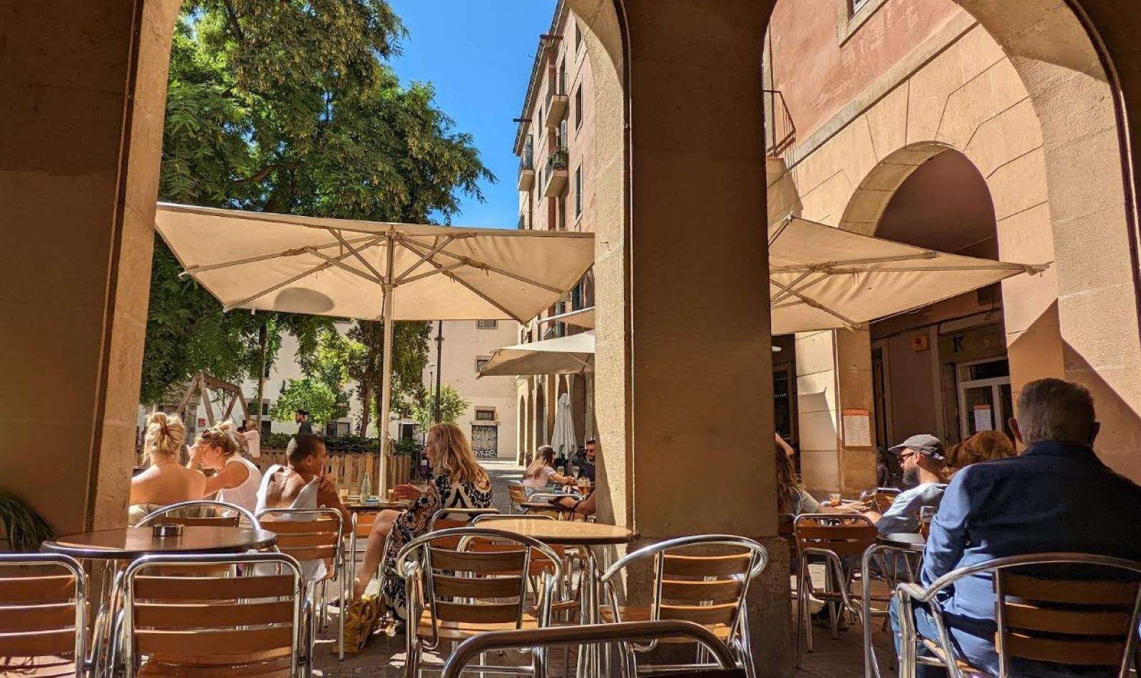 Tanca un bar mític del Raval després de 30 anys servint bon menjar al barri