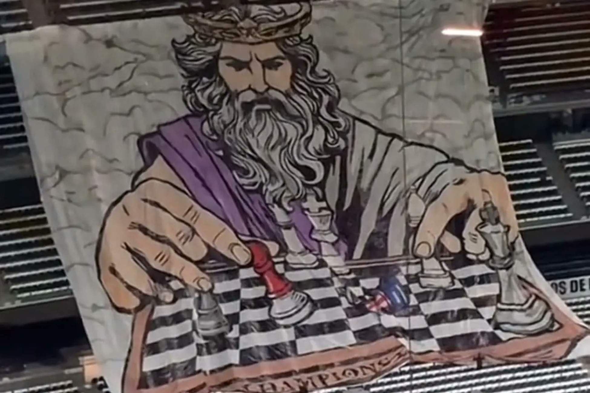 Polèmica amb el tifo del Reial Madrid per al partit contra l'Arsenal: Un rei amb 6 dits?
